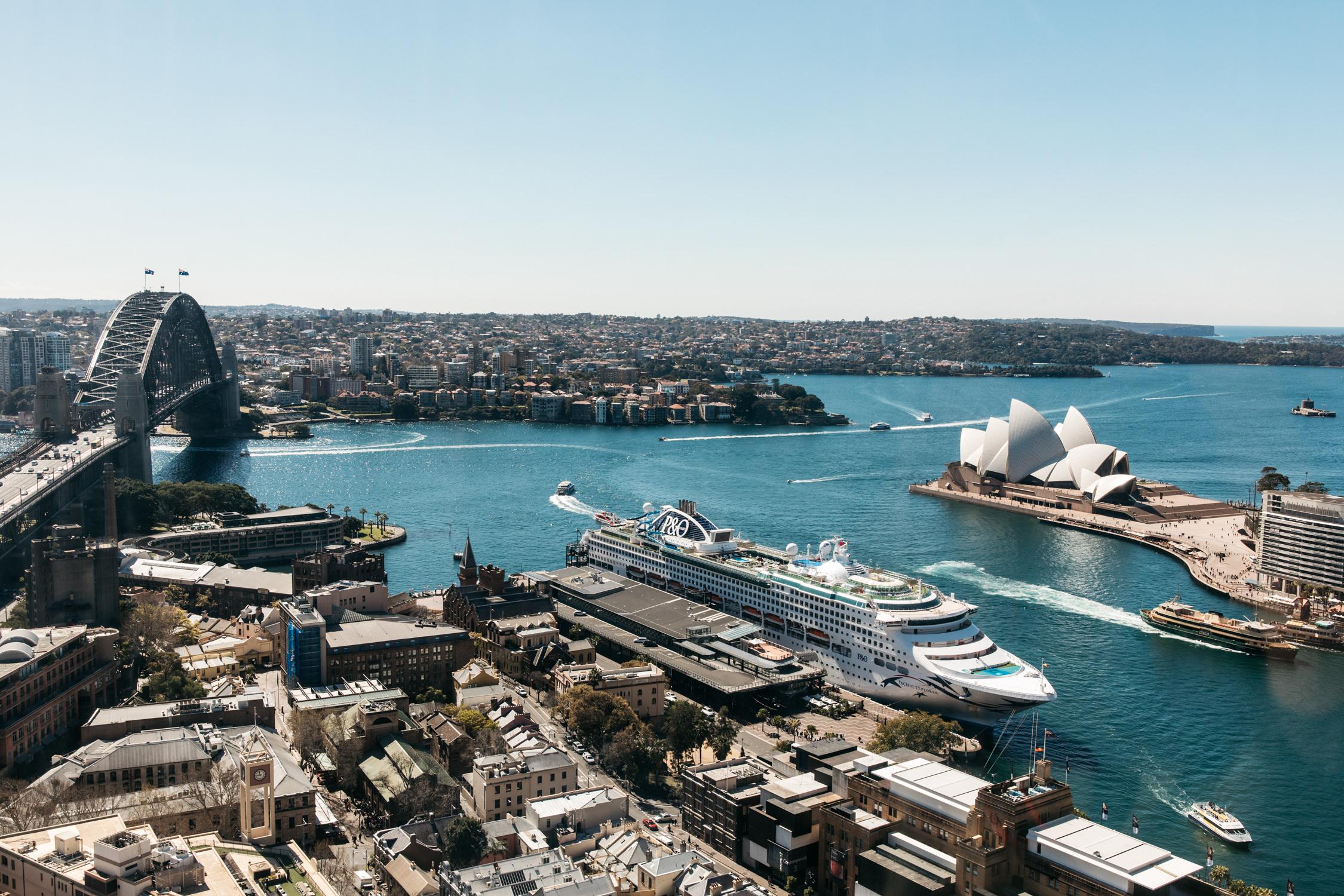 Shangri-La Sydney Exterior photo Sydney Harbour Bridge and Opera House