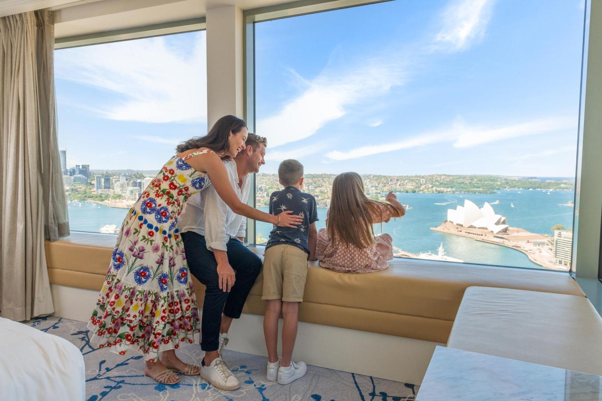 Shangri-La Sydney Exterior photo Family at the Sydney Opera House