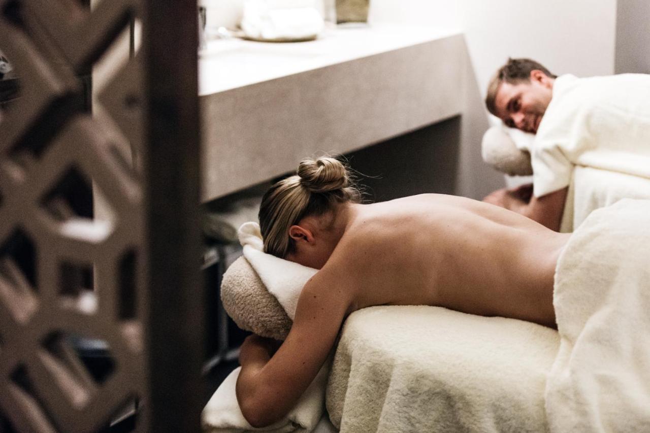 Shangri-La Sydney Exterior photo A couple receiving a massage at a spa